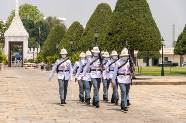 BANGKOK, THAILAND - 22 Mart 2025: Bangkok 'taki Büyük Saray' da yürüyüş muhafızları. 