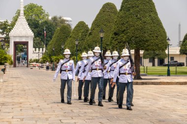 BANGKOK, THAILAND - 22 Mart 2025: Bangkok 'taki Büyük Saray' da yürüyüş muhafızları. 