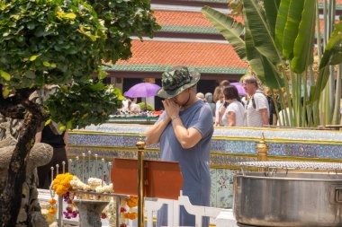 BANGKOK, THAILAND - 22 Mart 2025: Bangkok 'taki Büyük Saray' da insanlar dua ediyor.