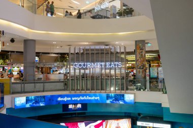 BANGKOK, THAILAND - 22 Mart 2025: Turistler ve yerliler Bangkok 'taki Siyam Merkezi' ndeki Gıda Fabrikası 'nda yürüyüp yemek yiyorlar..