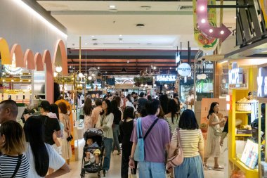 BANGKOK, THAILAND - 22 Mart 2025: Turistler ve yerliler Bangkok 'taki Siyam Merkezi' ndeki Gıda Fabrikası 'nda yürüyüp yemek yiyorlar..