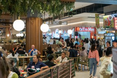 BANGKOK, THAILAND - 22 Mart 2025: Turistler ve yerliler Bangkok 'taki Siyam Merkezi' ndeki Gıda Fabrikası 'nda yürüyüp yemek yiyorlar..