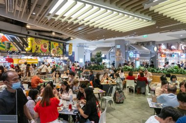 BANGKOK, THAILAND - 22 Mart 2025: Turistler ve yerliler Bangkok 'taki Siyam Merkezi' ndeki Gıda Fabrikası 'nda yürüyüp yemek yiyorlar..