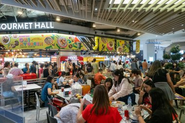 BANGKOK, THAILAND - 22 Mart 2025: Turistler ve yerliler Bangkok 'taki Siyam Merkezi' ndeki Gıda Fabrikası 'nda yürüyüp yemek yiyorlar..