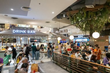 BANGKOK, THAILAND - 22 Mart 2025: Turistler ve yerliler Bangkok 'taki Siyam Merkezi' ndeki Gıda Fabrikası 'nda yürüyüp yemek yiyorlar..