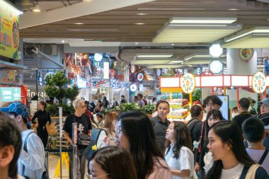 BANGKOK, THAILAND - 22 Mart 2025: Turistler ve yerliler Bangkok 'taki Siyam Merkezi' ndeki Gıda Fabrikası 'nda yürüyüp yemek yiyorlar..