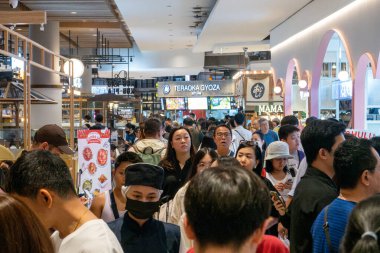 BANGKOK, THAILAND - 22 Mart 2025: Turistler ve yerliler Bangkok 'taki Siyam Merkezi' ndeki Gıda Fabrikası 'nda yürüyüp yemek yiyorlar..