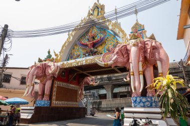 BANGKOK, THAILAND - 22 Mart 2025: Bangkok, Tayland Wat Intharawihan 'a Giriş.