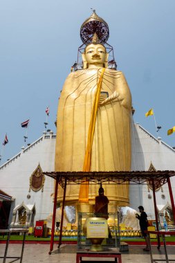 Bangkok, Tayland 'daki Wat Intharawihan' da Buda duruyor.. 