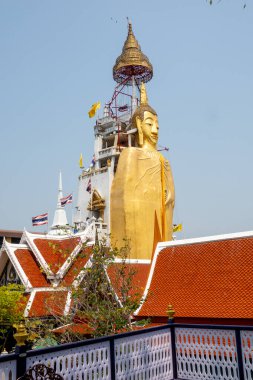 Bangkok, Tayland 'daki Wat Intharawihan' da Buda duruyor.. 