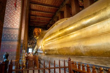 BANGKOK, THAILAND - 22 Mart 2025: Bangkok, Tayland 'da yaslanan Buda' nın Wat Pho Tapınağındaki ünlü yaslanan Buda.
