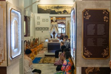 BANGKOK, THAILAND - 22 Mart 2025: Bangkok, Tayland 'da yaslanan Buda' nın Wat Pho Tapınağı 'nda Budist duası.