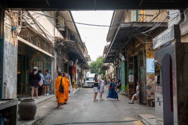 BANGKOK, THAILAND - 22 Mart 2025: Bangkok, Tayland 'da Budistlerin yanında fotoğraf çeken insanlar.