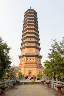 Bai Dinh Pagoda, Vietnam - 20 Mart 2025: Turistler Ninh Binh, Vietnam 'daki Bai Dinh Pagoda' daki Bao Thap Kulesi 'ni ziyaret ettiler. Bai nah Pagoda, Güneydoğu Asya 'nın en büyük Budist kompleksi..