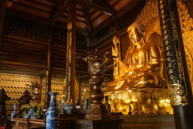 Bai Dinh Pagoda, Vietnam - 20 Mart 2025: Asya 'nın en büyük altın kaplama Buda heykeli, 10 metre uzunluğunda ve 100 ton ağırlığında, Shakyamuni Buddha' yı tasvir ediyor..