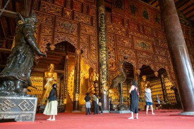 Bai Dinh Pagoda, Vietnam - 20 Mart 2025: Turistler Asya 'nın en büyük altın kaplama Buda heykelini ziyaret ettiler, 10 metre boyunda ve 100 ton ağırlığında, Shakyamuni Buddha' nın lotus üzerinde oturduğunu resmediyorlardı.