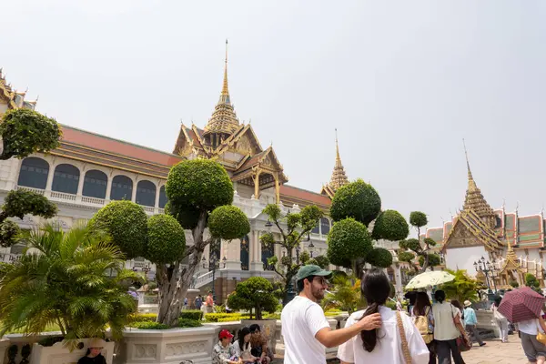 BANGKOK, THAILAND - 22 Mart 2025: Turistler ve yerliler Bangkok 'taki Büyük Saray' ı ziyaret ettiler.