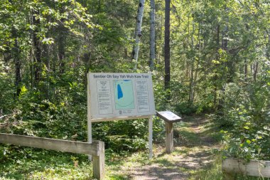 Connaught, Ontario 'daki Kettle Lakes İl Parkı' nda Oh-Say-Yah-Wah-Kaw Yolu İmza