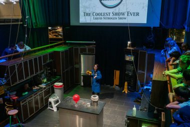 Personelden biri Sudbury, Ontario 'daki Science North' ta sıvı nitrojenle ilgili bir şov yapıyor.. 