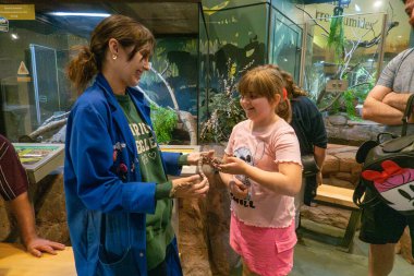 Science North 'a gelen bir ziyaretçi yılanı personelden öğrenir.. 