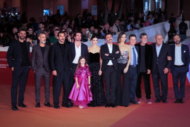 ROME, ITALY - 22, 2022: (2ndL-R) Raz Degan, Edoardo Leo, Stella Trotta, Mario Sgueglia, Barbara Ronchi, yönetmen Alessandro Aronadio, Francesca Cavallin, Massimo Wertmuller, Andrea Purgatori ve misafirler 