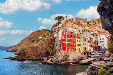 Cinque Terre, Ligurian Riviera 'nın bir kıyı şerididir ve beş görkemli tepe köyünden oluşur; Riomaggiore en güzel köylerden biridir..