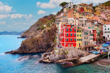 Cinque Terre, Ligurian Riviera 'nın bir kıyı şerididir ve beş görkemli tepe köyünden oluşur; Riomaggiore en güzel köylerden biridir..