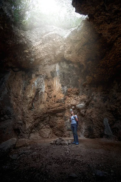 Excursionista Detiene Para Ver Luz Entrar Cavidad Cueva Oscura Que —  Fotos de Stock