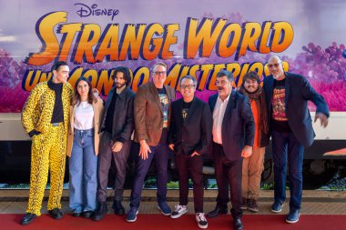 Roma, İtalya - 21 Kasım 2022: Yeni Walt Disney filmi 'Strange World - Un Mondo Misterioso' nun sunumu (soldan sağa) İtalyan sesleri Michele Bravi, Federica Abbate, Marco Bocci (Searcher Clade), yönetmen Don Hall, eş yönetmen 