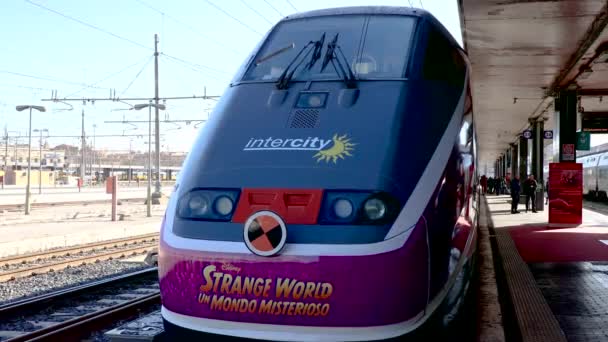Grafika Uspořádání Vlaku Pro Prezentaci Nového Filmu Walta Disneyho Strange — Stock video