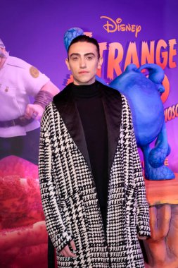 Roma, İtalya - 21 Kasım 2022: Michele Bravi, 'Strange World - Un Mondo Misterioso' adlı animasyon filminin ilk gösteriminde The Space Cinema Moderno 'da yer aldı. Roma, İtalya.