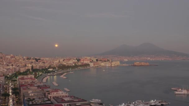 Pohled Záliv Neapole Itálii Přístav Popředí Nábřeží Vesuv Pozadí Úplněk — Stock video