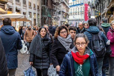 Napoli, İtalya - 10 Aralık 2022: Şehrin tarihi merkezinde kalabalık bir cadde. İnsanlar kasvetli bir günde sokakta yürürler..