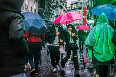 Napoli, İtalya - 10 Aralık 2022: Şehrin tarihi merkezinde kalabalık bir cadde. İnsanlar kasvetli bir günde sokakta yürürler..