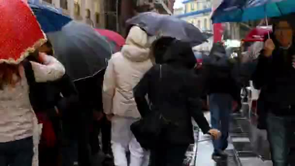 历史城区的一条拥挤的街道上突然下起了雨 在一个阴郁的日子里 人们带着雨伞沿街走着 时间间隔 — 图库视频影像