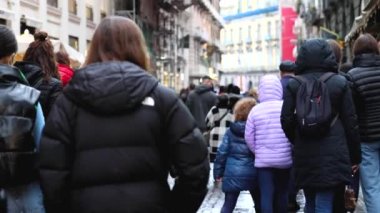 Napoli, İtalya - 10 Aralık 2022: Şehrin tarihi merkezinde kalabalık bir cadde. İnsanlar kasvetli bir günde sokakta yürürler. Yavaş çekim