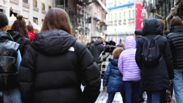 意大利那不勒斯 2022年12月10日 城市历史中心的拥挤街道 在一个阴郁的日子 人们在街上散步 慢动作 — 图库视频影像