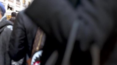 Napoli, İtalya - 10 Aralık 2022: Şehrin tarihi merkezinde kalabalık bir cadde. İnsanlar kasvetli bir günde sokakta yürürler..