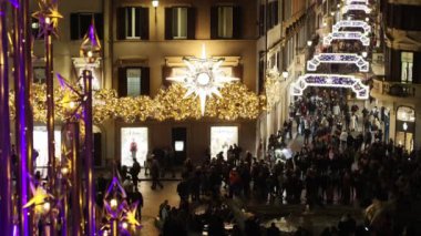 Roma, İtalya - 26 Aralık 2022: Şehir merkezinde İspanyol Merdivenleri ve Via del Corso Noel ışıklarıyla süslenmiş ve bir kutlama günü kalabalıklaşmıştır. Zaman aşımı