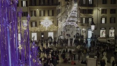 Roma, İtalya - 26 Aralık 2022: Şehir merkezinde İspanyol Merdivenleri ve Via del Corso Noel ışıklarıyla süslenmiş ve bir kutlama gününde kalabalık. 