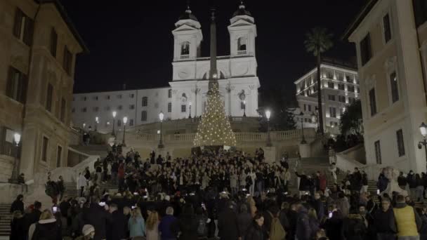 意大利罗马 2022年12月26日 一个唱诗班在西班牙台阶上的Trinit Dei Monti台阶上唱圣诞歌曲 上面装饰着彩灯圣诞树 — 图库视频影像
