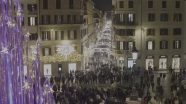 Şehir merkezinde İspanyol Merdivenleri ve Via del Corso Noel ışıklarıyla süslenmiş ve kutlama günü kalabalıklaşmıştı. Zaman aşımı