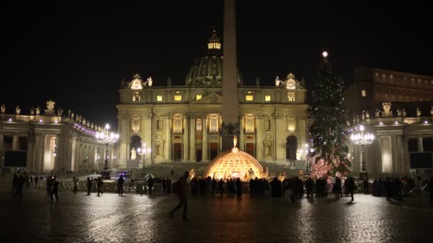 ローマ イタリア 2022年12月31日 聖ピーター広場にはクリスマスツリーとクリブがクリスマスライトで飾られています 夜に撮影されたバシリカのファサード タイムラプス — ストック動画
