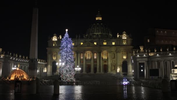 意大利罗马 2022年12月31日 圣彼得广场装饰着圣诞树和用圣诞灯照明的婴儿床 大教堂的正面在夜间拍摄 动作缓慢 — 图库视频影像