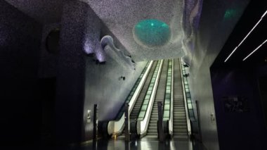 Napoli, İtalya - 17 Mart 2023: Napoli Metro 'nun Toledo istasyonunun içi. Denizin dalgalarını anımsatan mavi duvarlı, karakteristik mimarisi olan yürüyen merdiven..