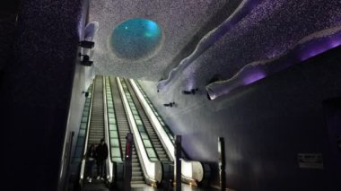 Napoli, İtalya - 17 Mart 2023: Napoli Metro 'nun Toledo istasyonunun içi. Denizin dalgalarını anımsatan mavi duvarlı, karakteristik mimarisi olan yürüyen merdiven..