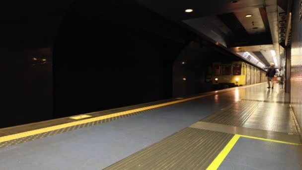 2023年 2023年 3月17日 イタリア ナポリ地下鉄1号線ホームに到着 乗客は電車の客車に乗り降りする — ストック動画