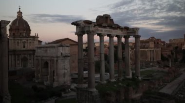 Gün batımında Roma Forumu. Antik Roma harabeleri.