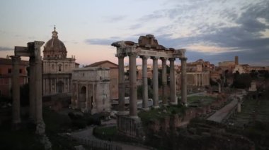 Gün batımında Roma Forumu. Antik Roma harabeleri.