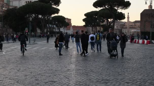 ローマ イタリア 2023年3月26日 市民や観光客でにぎわうデイ フォリ インペリアリ通りの歩行者エリア日曜日の午後 — ストック動画